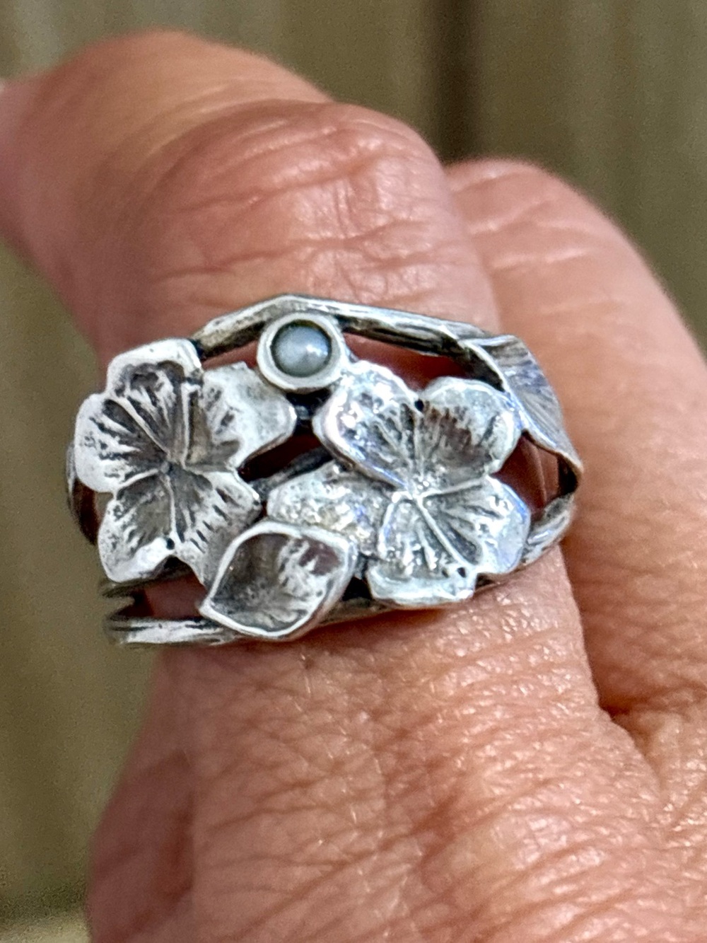 Vintage Israel 925 Sterling Silver Pearl Floral Ring. Size 10